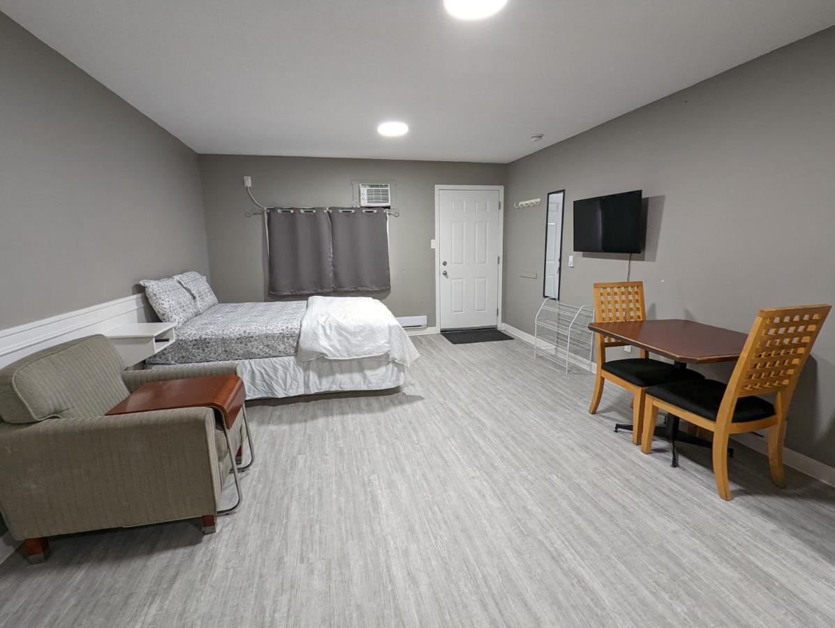 מדיסין הט Riverside Motel מראה חיצוני תמונה